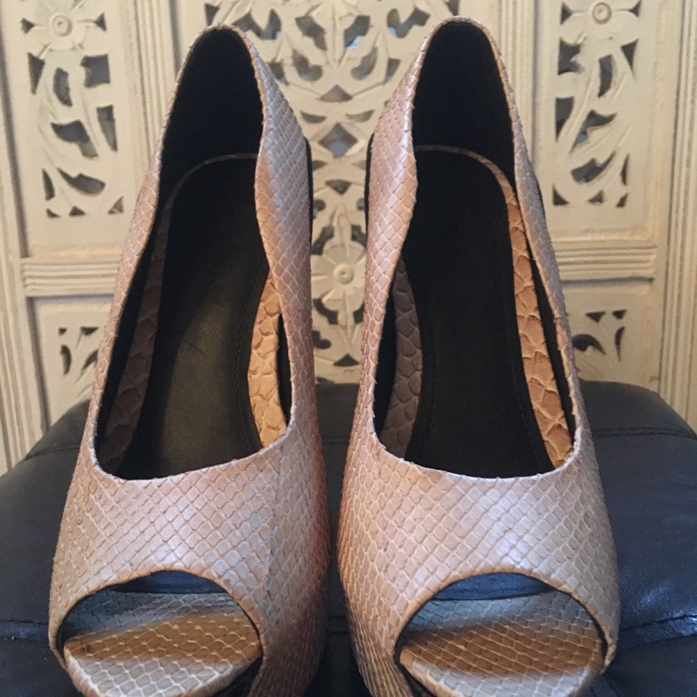 Platform heeled shoes (22)